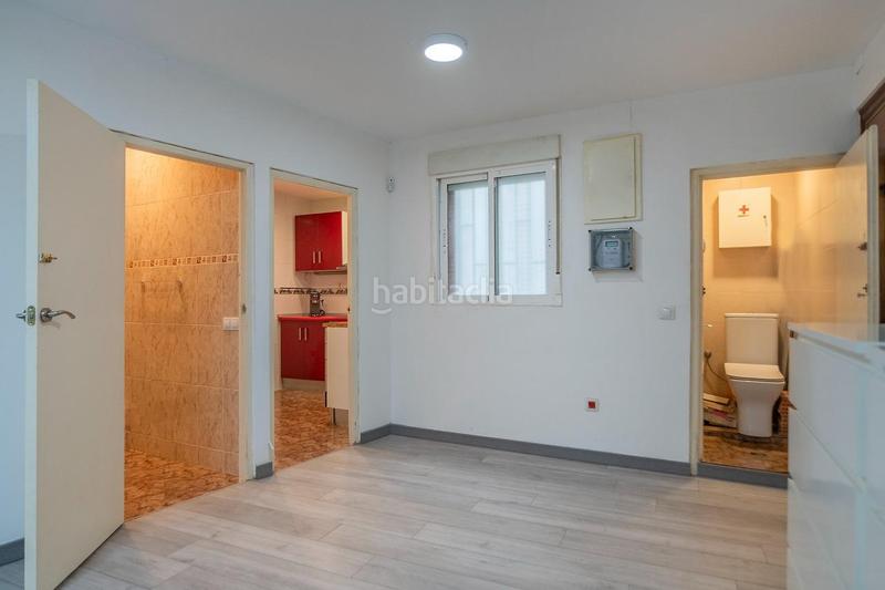 Foto 9b982460-bc8d-4016-a389-bdbc4630b942. Apartamento piso reformado con ascensor en rambla del Raval en Barcelona
