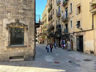 Edifici a Gòtic. Edificio esquinero junto a plaza emblemática del gótico