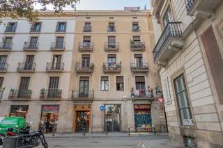 Edifici a Gòtic. Edificio esquinero junto a plaza emblemática del gótico