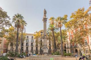 Edificio en Gòtic. Edificio esquinero junto a plaza emblemática del gótico