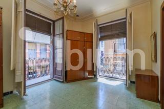 Etagenwohnung  Carrer om. Espectacular piso exterior con 5 balcones en finca señorial de 1
