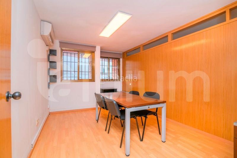 Foto 1a78f116-08ec-49e4-8022-541cf5e13dff. Oficina  dúplex en la nova esquerra de leixample, entre la escola industrial y la estación de sants en Barcelona