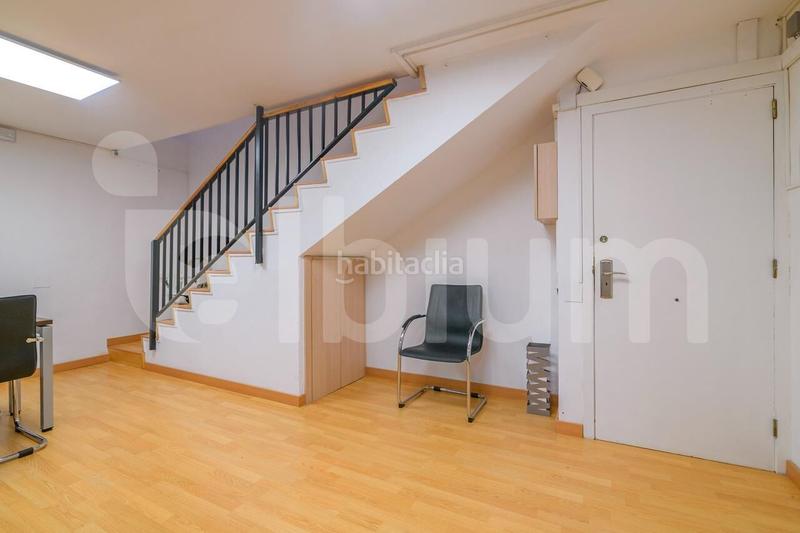 Foto 54f1ee6d-a870-4c3e-9ec0-18f8b1a7a0ce. Oficina  dúplex en la nova esquerra de leixample, entre la escola industrial y la estación de sants en Barcelona