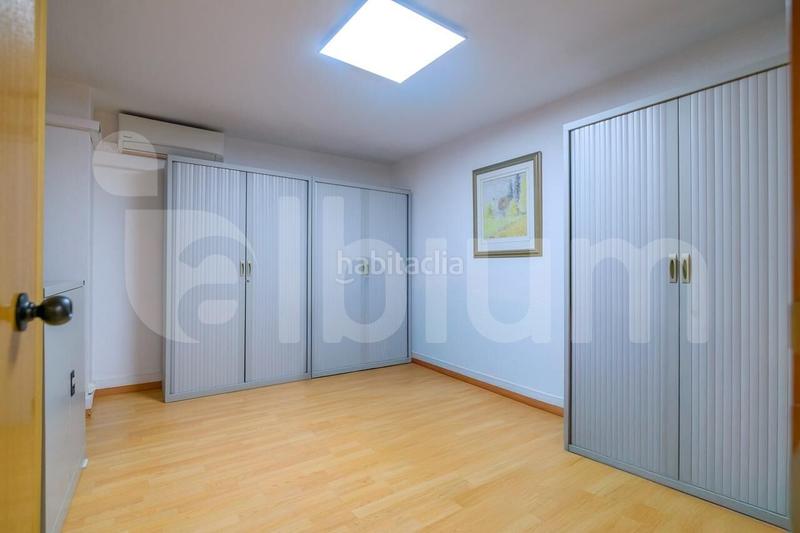 Foto 5dec347f-b623-4939-adc2-fc12cf5e2d8c. Oficina  dúplex en la nova esquerra de leixample, entre la escola industrial y la estación de sants en Barcelona