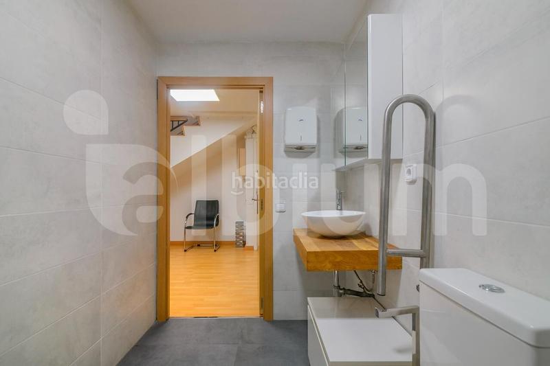 Foto 626f5070-98d7-4928-86db-91b799ecfdf8. Oficina  dúplex en la nova esquerra de leixample, entre la escola industrial y la estación de sants en Barcelona