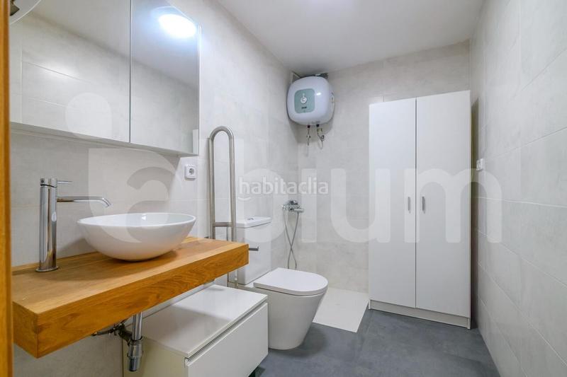 Foto 828aa100-484b-4261-868a-4c2f81fee9e7. Oficina  dúplex en la nova esquerra de leixample, entre la escola industrial y la estación de sants en Barcelona