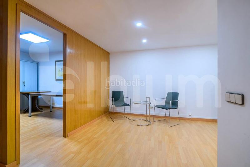 Foto b2084683-267d-4eb2-9ee8-cc8d43199043. Oficina  dúplex en la nova esquerra de leixample, entre la escola industrial y la estación de sants en Barcelona