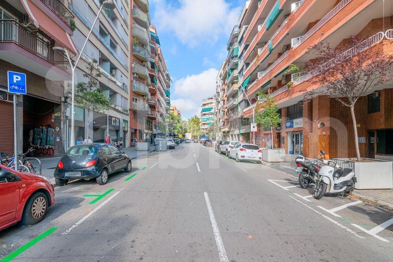 Foto c2cbeb94-9e61-4057-8653-9764e3372462. Oficina  dúplex en la nova esquerra de leixample, entre la escola industrial y la estación de sants en Barcelona