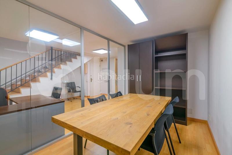 Foto d366fc54-be00-4c5a-b2e8-c1f70deed200. Oficina  dúplex en la nova esquerra de leixample, entre la escola industrial y la estación de sants en Barcelona