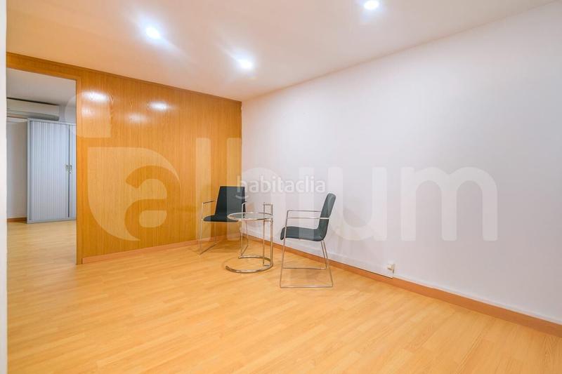 Foto e1d8b9f7-be46-44fa-8730-a283210f29f0. Oficina  dúplex en la nova esquerra de leixample, entre la escola industrial y la estación de sants en Barcelona