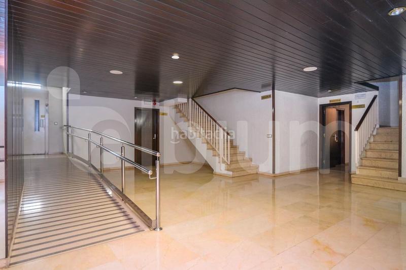 Foto e4c84828-9393-40a3-829a-fcb97e59a07c. Oficina  dúplex en la nova esquerra de leixample, entre la escola industrial y la estación de sants en Barcelona