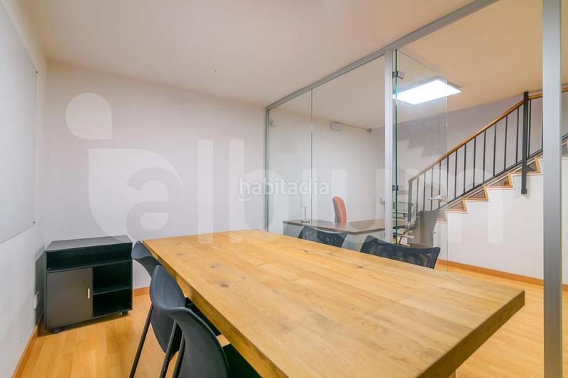 Foto e832d6a1-01dc-4711-986c-0b57eb458131. Oficina  dúplex en la nova esquerra de leixample, entre la escola industrial y la estación de sants en Barcelona