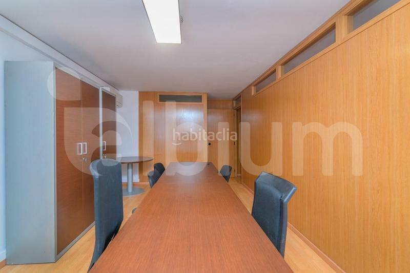 Foto fa09ade2-8698-4bcb-b83b-5e2c44d9f955. Oficina  dúplex en la nova esquerra de leixample, entre la escola industrial y la estación de sants en Barcelona