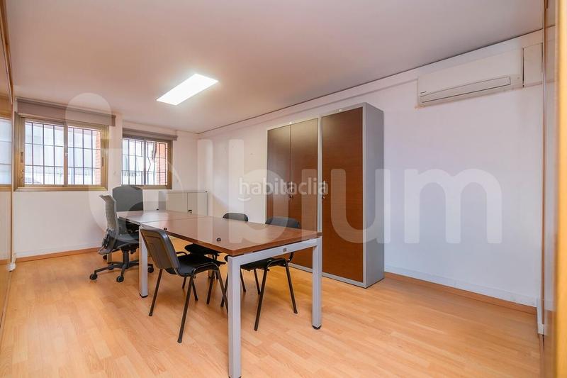 Foto fb85e787-097b-443c-a972-ae996aae59f3. Oficina  dúplex en la nova esquerra de leixample, entre la escola industrial y la estación de sants en Barcelona