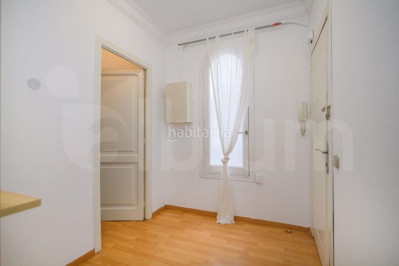 Foto d0e24a4c-d5f0-40b7-bb88-3aab54e719e0. Pis a Sagrada Família Barcelona