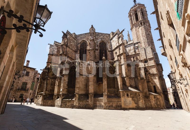 Foto 0e774874-506c-453c-99f6-26f78d418759. Edificio  esquinero junto a plaza emblemática del gótico en Barcelona