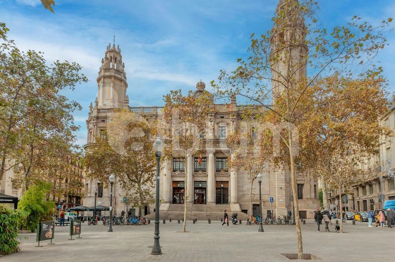 Foto 1af1af7e-63b4-4b91-a166-38814239b1cb. Edificio  esquinero junto a plaza emblemática del gótico en Barcelona
