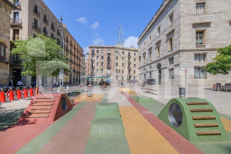 Foto 1d3fe15e-74b4-49d3-9c1d-de8bb00c8727. Edificio  esquinero junto a plaza emblemática del gótico en Barcelona