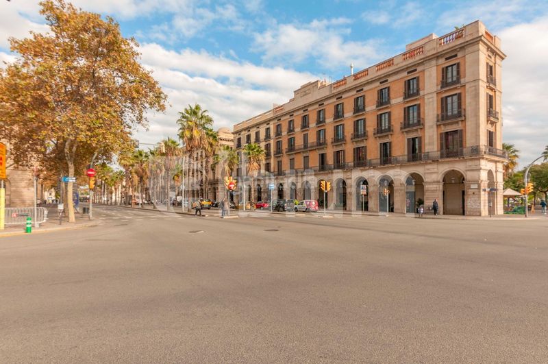 Foto 1e8ba5b7-8ac8-43ef-86ac-69cce33ff972. Edificio  esquinero junto a plaza emblemática del gótico en Barcelona