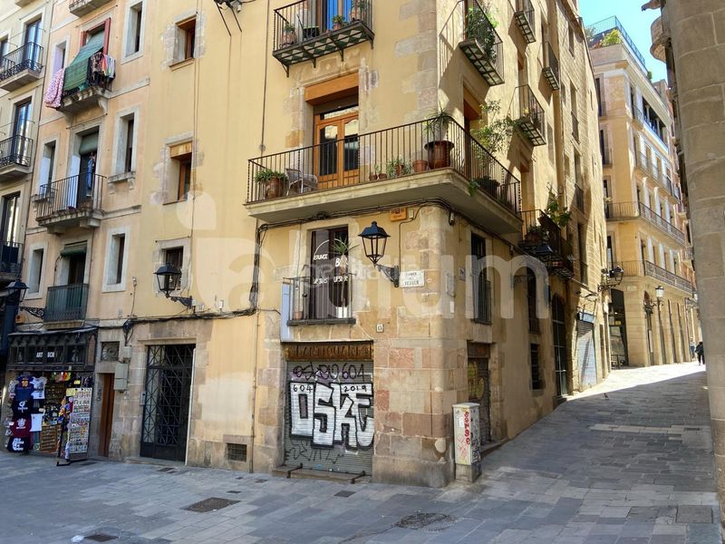 Foto 27d61f1b-8c60-4d6d-868c-491361b5e8c1. Edificio  esquinero junto a plaza emblemática del gótico en Barcelona