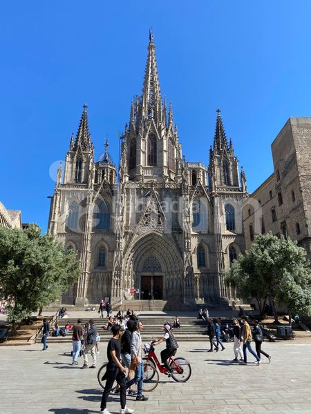 Foto 31652e6b-14a6-4520-b0d1-f8f032af8513. Edificio  esquinero junto a plaza emblemática del gótico en Barcelona