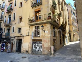 Edificio in Gòtic. Edificio esquinero junto a plaza emblemática del gótico