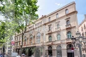 Foto 47d46dfb-7fe7-4181-a42c-e25f33bad6ea. Edificio  esquinero junto a plaza emblemática del gótico en Barcelona