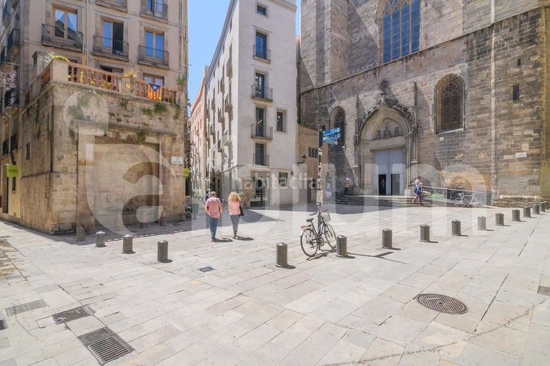 Foto 4a62ca89-44cd-4ae1-91a5-ec5fc4f6c6fc. Edificio  esquinero junto a plaza emblemática del gótico en Barcelona