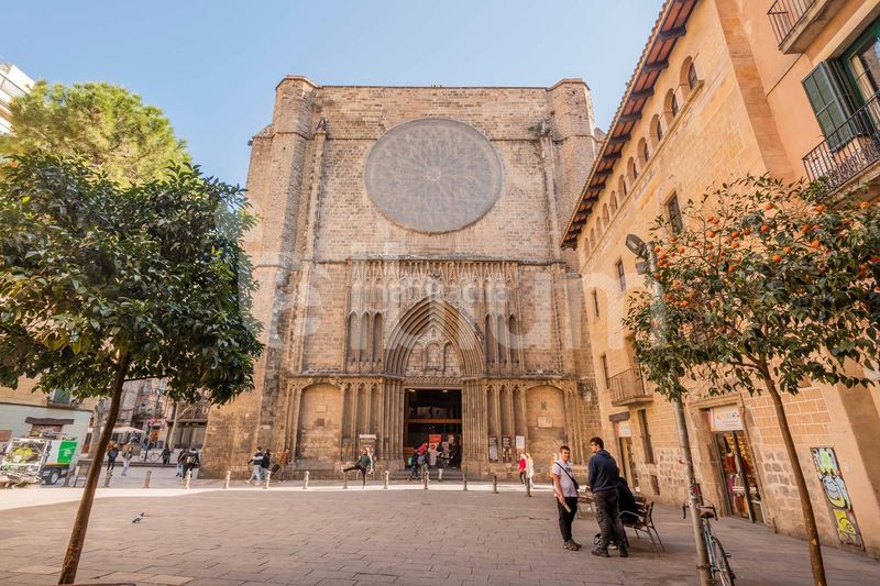 Foto 4fa94dde-7c01-4699-ad04-7d0f735bccef. Edificio  esquinero junto a plaza emblemática del gótico en Barcelona