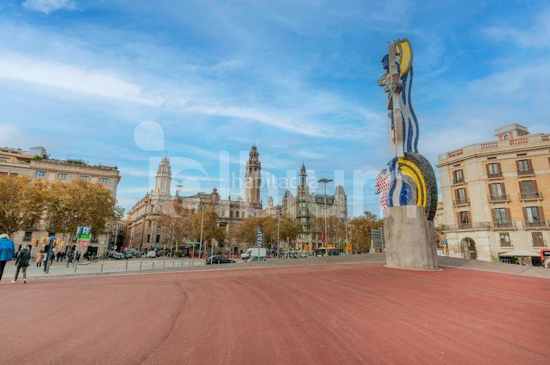 Foto 53c3b561-6029-4776-8a13-3560fe04eece. Edificio  esquinero junto a plaza emblemática del gótico en Barcelona