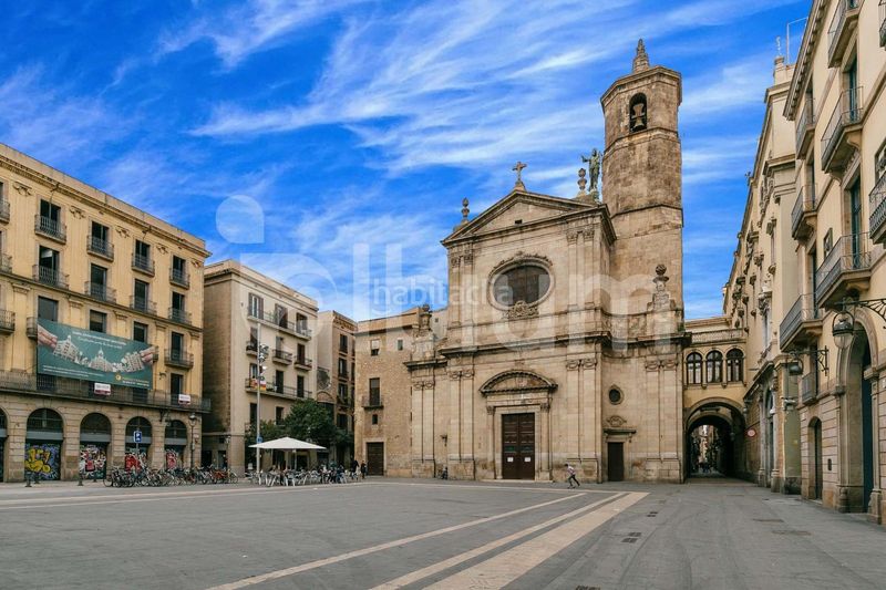 Foto 54ec76b9-b8d3-4107-b2c8-a5b3b9450d7c. Edificio  esquinero junto a plaza emblemática del gótico en Barcelona