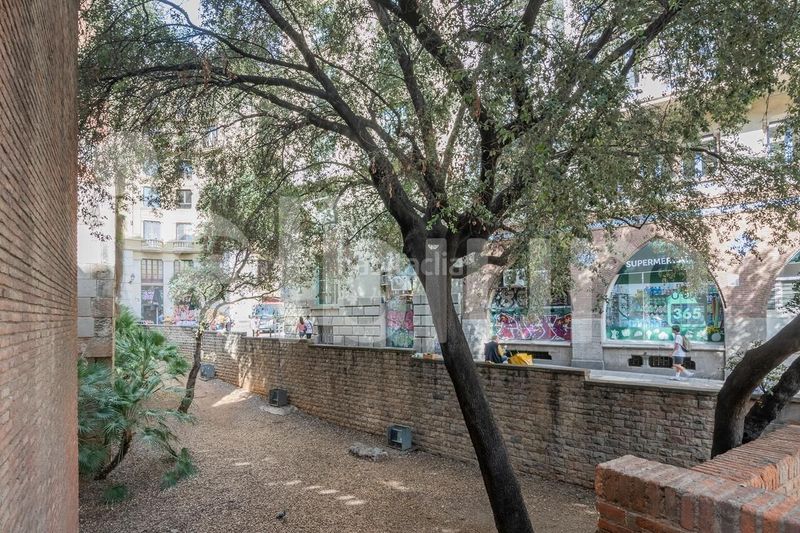 Foto 550cacc3-cbfd-40e8-9f79-126675b05393. Edificio  esquinero junto a plaza emblemática del gótico en Barcelona