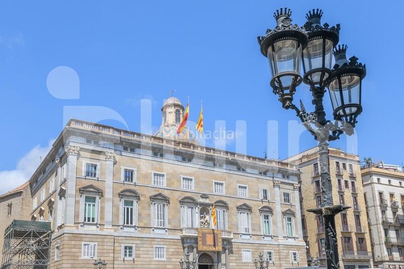 Foto 576e1f32-2a84-4afb-9a6e-64a30e0d359f. Edificio  esquinero junto a plaza emblemática del gótico en Barcelona