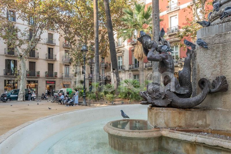 Foto 59f9f0e4-8ffa-4b3b-a60a-438217f446e7. Edificio  esquinero junto a plaza emblemática del gótico en Barcelona