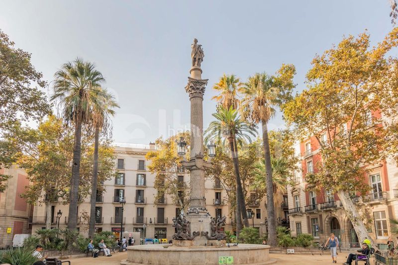 Foto 7b39c043-2f40-44ad-97d5-f423c9ac254c. Edificio  esquinero junto a plaza emblemática del gótico en Barcelona