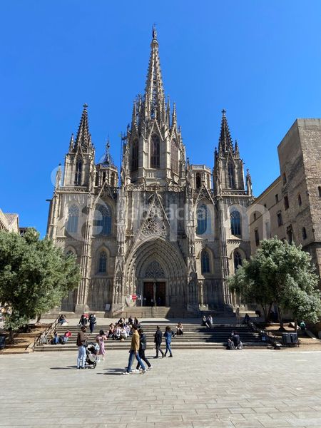 Foto 82e9a677-d4b9-481d-bbf4-d65abd58be39. Edificio  esquinero junto a plaza emblemática del gótico en Barcelona