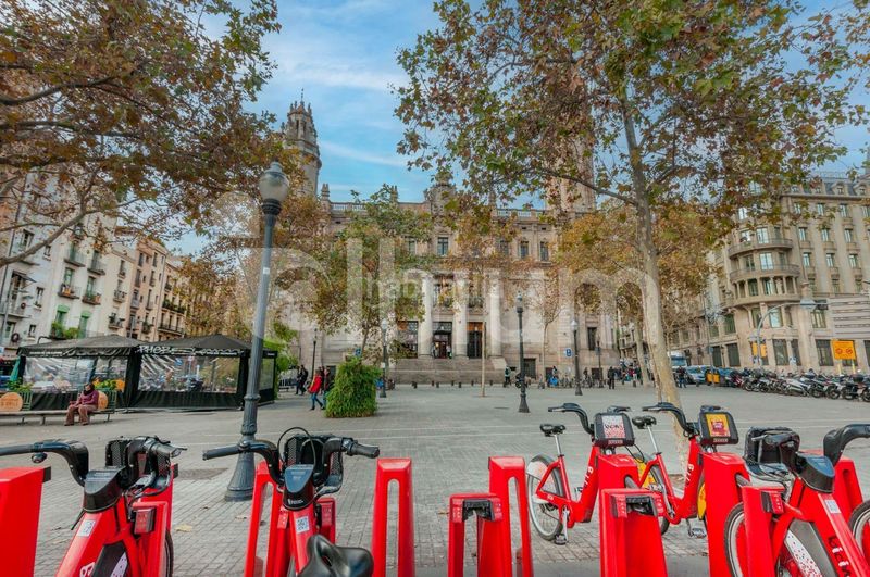 Foto 952e2627-7bf8-4428-9aa8-1021b831e923. Edificio  esquinero junto a plaza emblemática del gótico en Barcelona