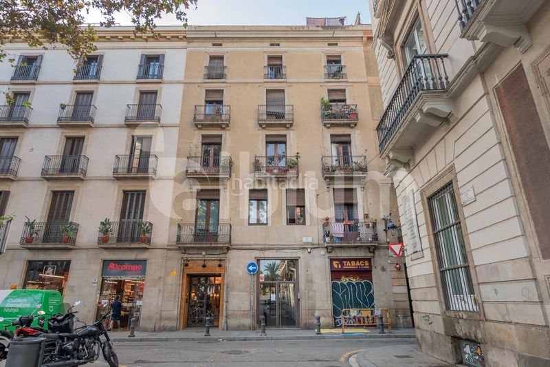Foto a17ae313-fd88-4a5f-9e7a-76e08efb0f6f. Edificio  esquinero junto a plaza emblemática del gótico en Barcelona