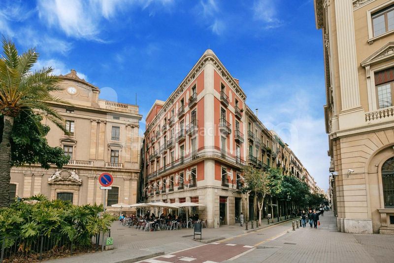 Foto ada655e6-e409-4a6f-b3c8-dfff4403e7cf. Edificio  esquinero junto a plaza emblemática del gótico en Barcelona