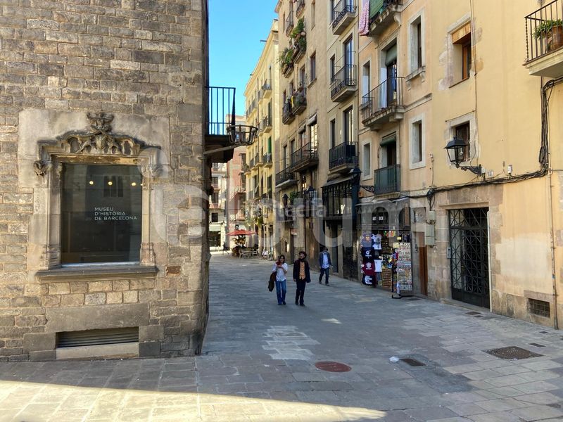 Foto b19c3b33-3ae6-4294-8106-8372b9536859. Edificio  esquinero junto a plaza emblemática del gótico en Barcelona