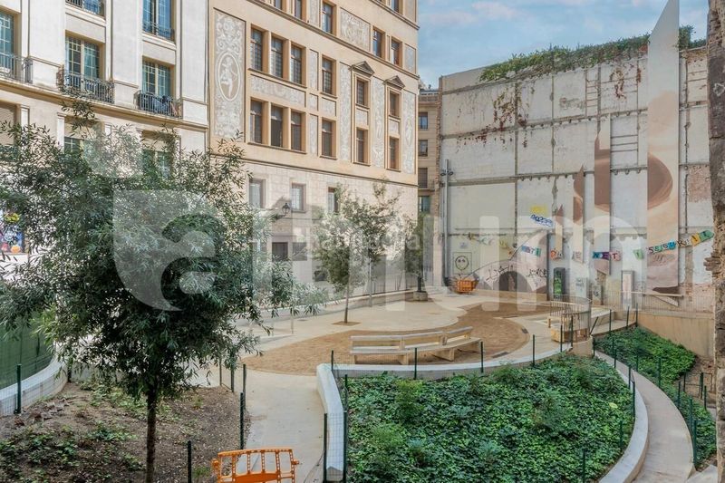Foto b6e0c5cf-7dde-4967-985c-aab253ede438. Edificio  esquinero junto a plaza emblemática del gótico en Barcelona