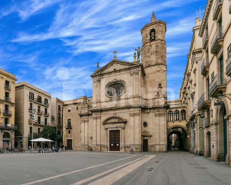 Foto c0df8122-40fb-44b2-98a1-07d877c06530. Edificio  esquinero junto a plaza emblemática del gótico en Barcelona