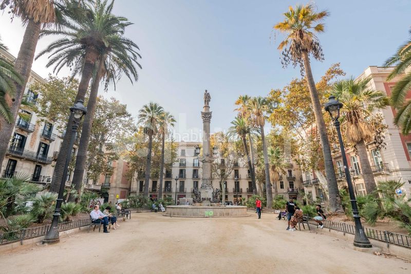 Foto cfb8560d-da31-44f0-9ac2-835e7e13c492. Edificio  esquinero junto a plaza emblemática del gótico en Barcelona
