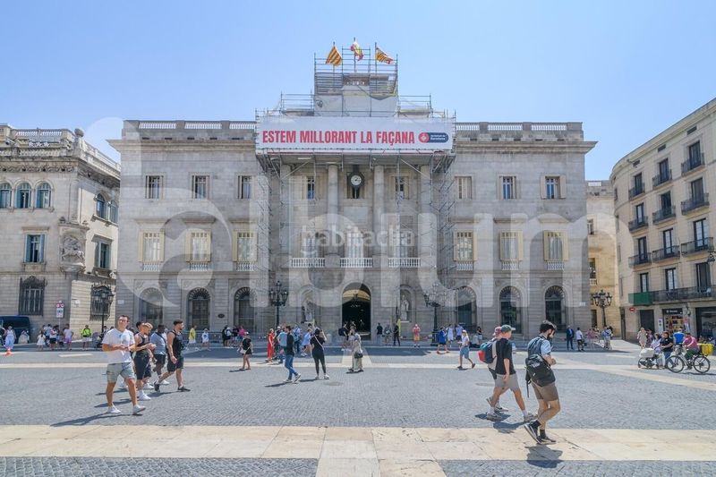 Foto d3c979a7-c73a-4328-94a4-14812e2ea6cc. Edificio  esquinero junto a plaza emblemática del gótico en Barcelona