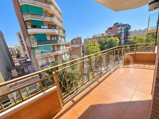 Piso  Carrer corunya. Amplio piso de 4 habitaciones con terraza, parking y trastero
