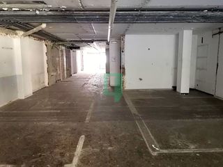 Local Comercial  Carrer francesc macià. 180m2 para poder montar cualquier negocio.
local diáfano sin co