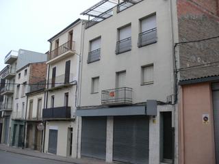 Casa adossada  De tremp. Casa de 2 pisos y bajos con local comercial