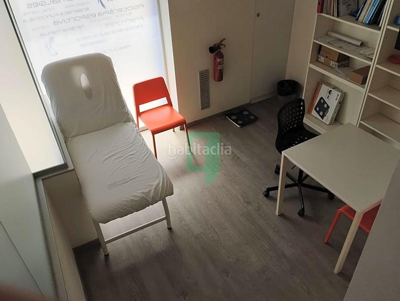 Foto 05b91369-063b-4d08-8d78-6410aabb234b. Alquiler local comercial sala para terapia o consultorio centro en Badalona