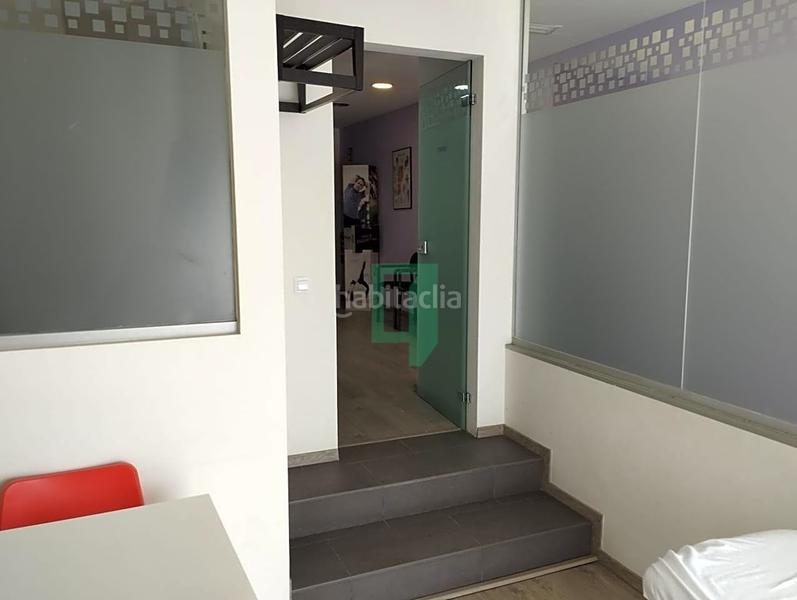 Foto bdc66373-a2a0-476d-a1f8-e059852133d3. Alquiler local comercial sala para terapia o consultorio centro en Badalona