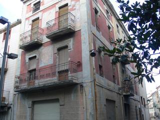 Edifici  Carrer del bisbe bernaus. Tres pisos a reformar